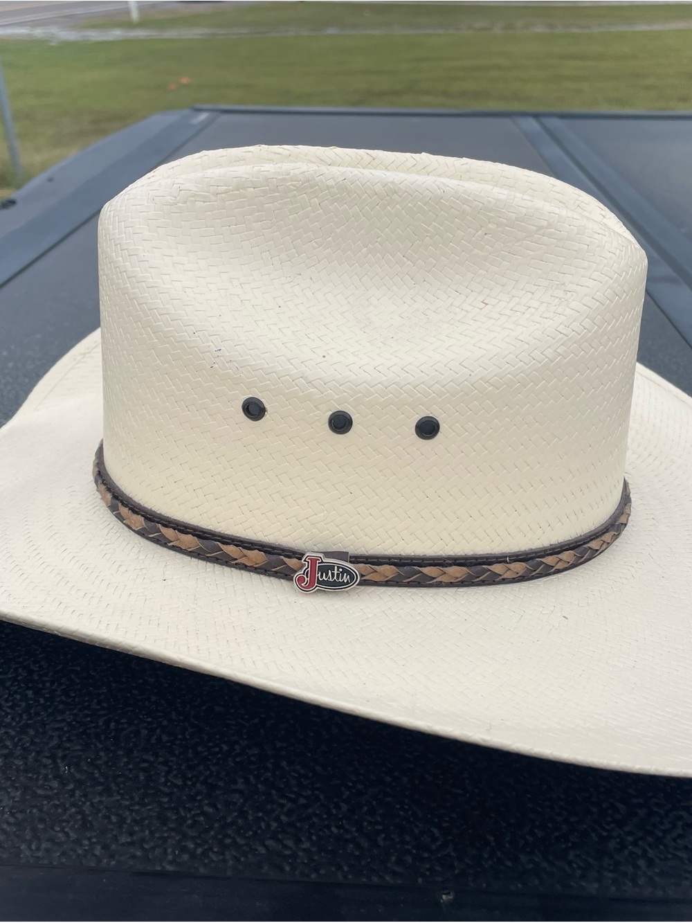 JUSTIN COWBOY  WESTERN HAT  LIKE NEW. SIZE IN THE PICTURES